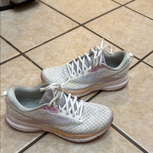 Women’s brooks trace sneakers